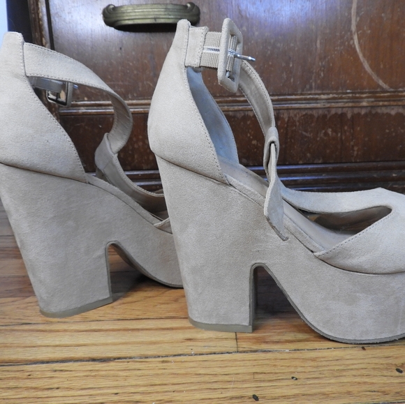 Tan Platform Sandals size 8 - Picture 2 of 6